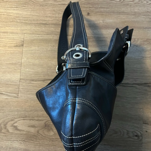 Elegant Black Leather Shoulder Bag - Picture 7 of 9